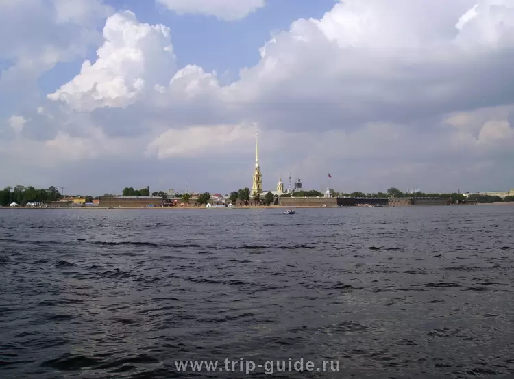 Вид на Петропавловскую крепость с Дворцовой набережной