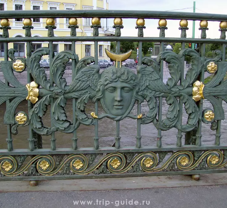 Барельеф на ограде моста