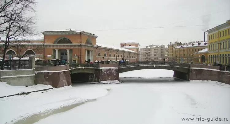 Театральный и Мало-Конюшенный мосты