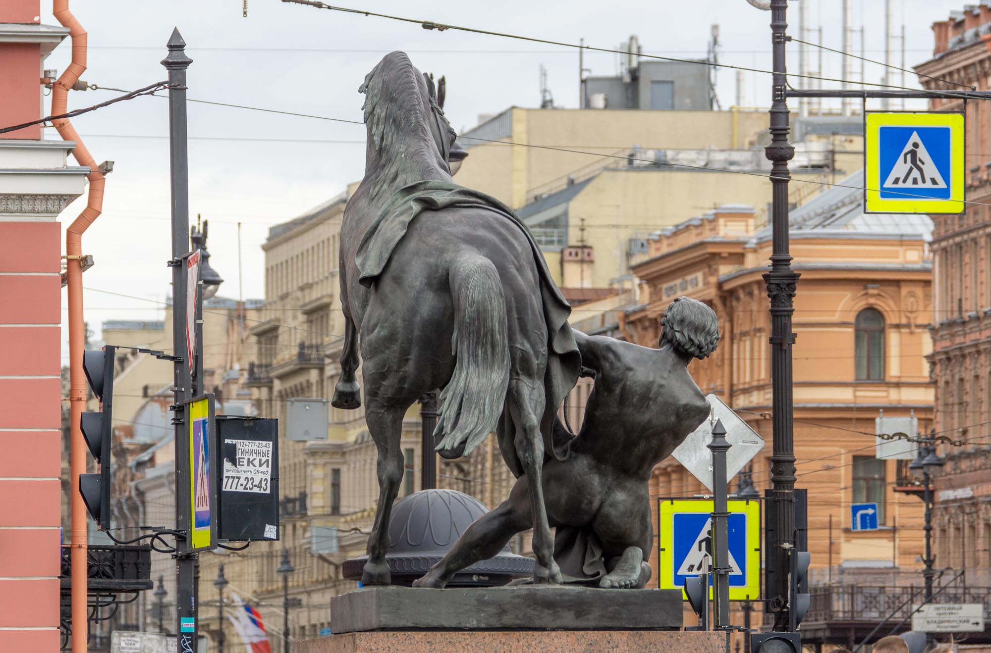 Одна из четырёх скульптур Аничкова моста
