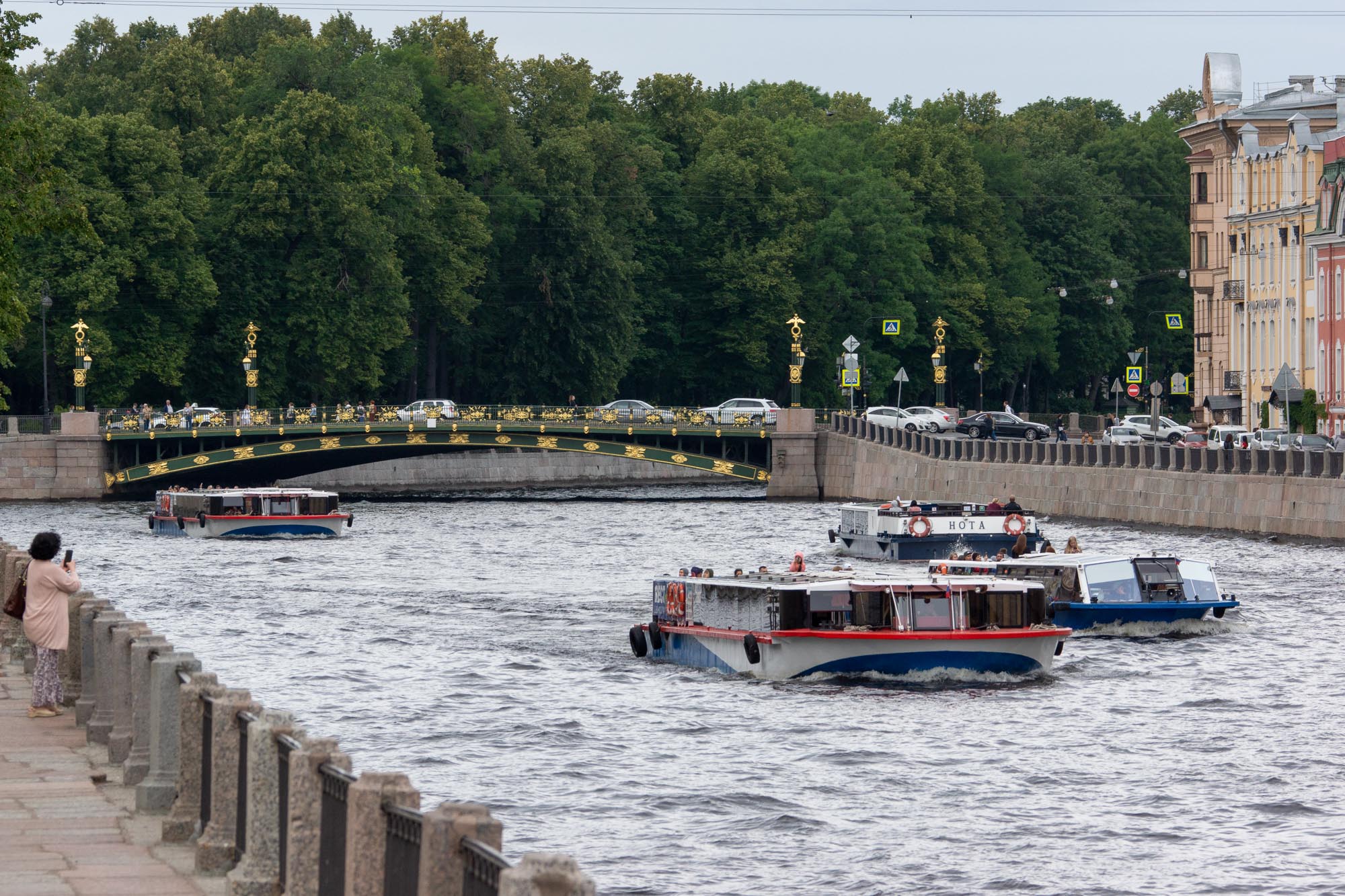 Пантелеймоновский мост и плотное движение корабликов по Фонтанке