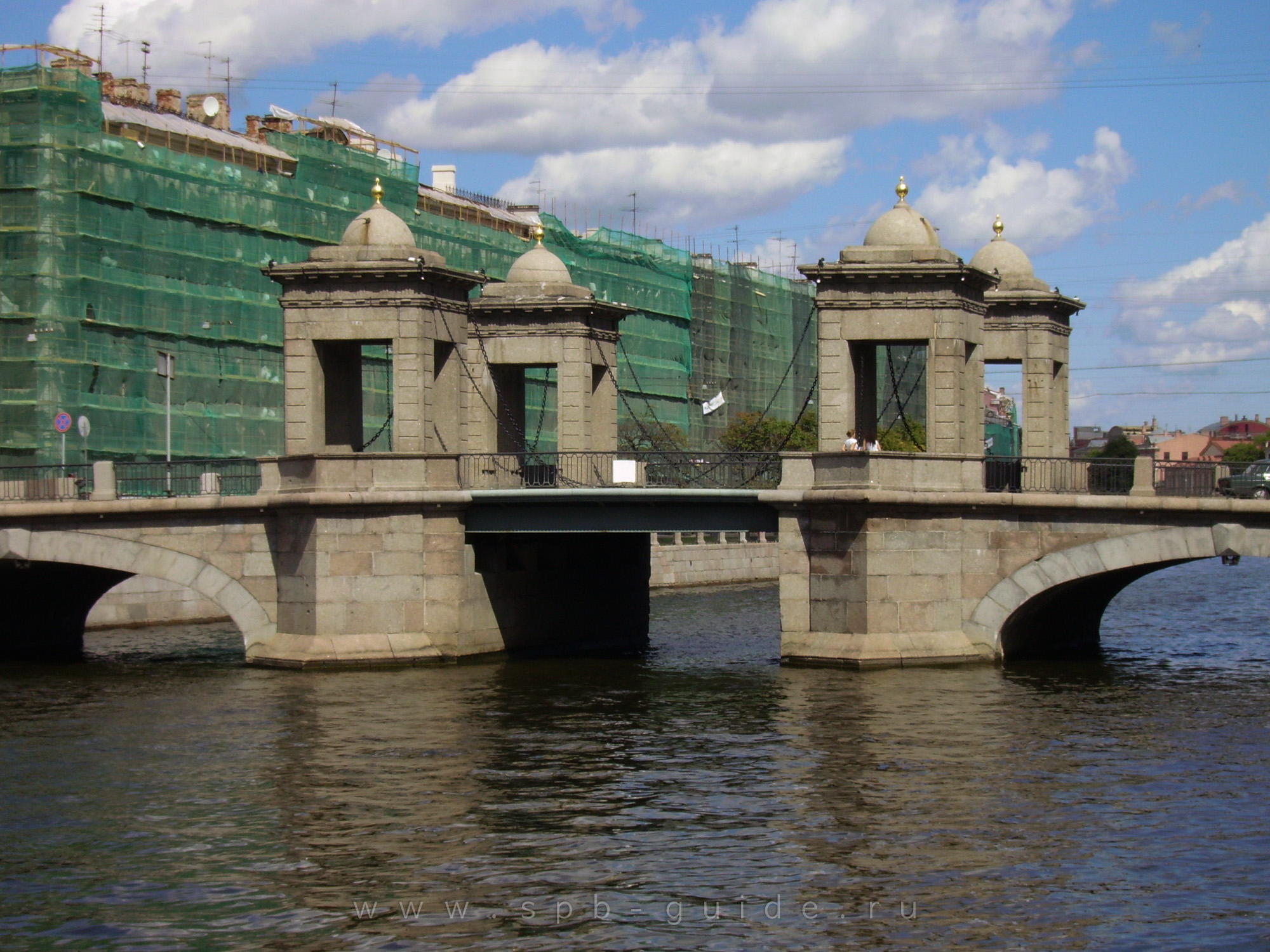 Река Фонтанка, башни на мосту Ломоносова