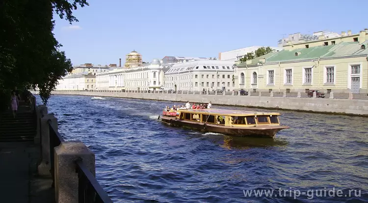 Туристический теплоход на Фонтанке