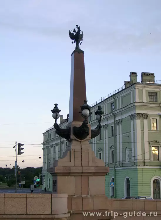 Стелла у Троицкого моста