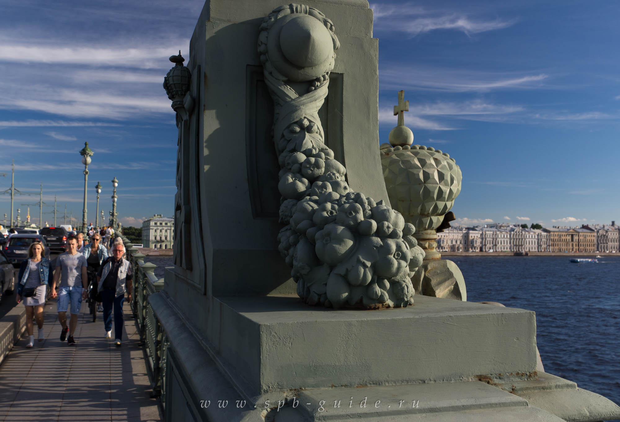 Украшения светильников Троицкого моста и прохожие