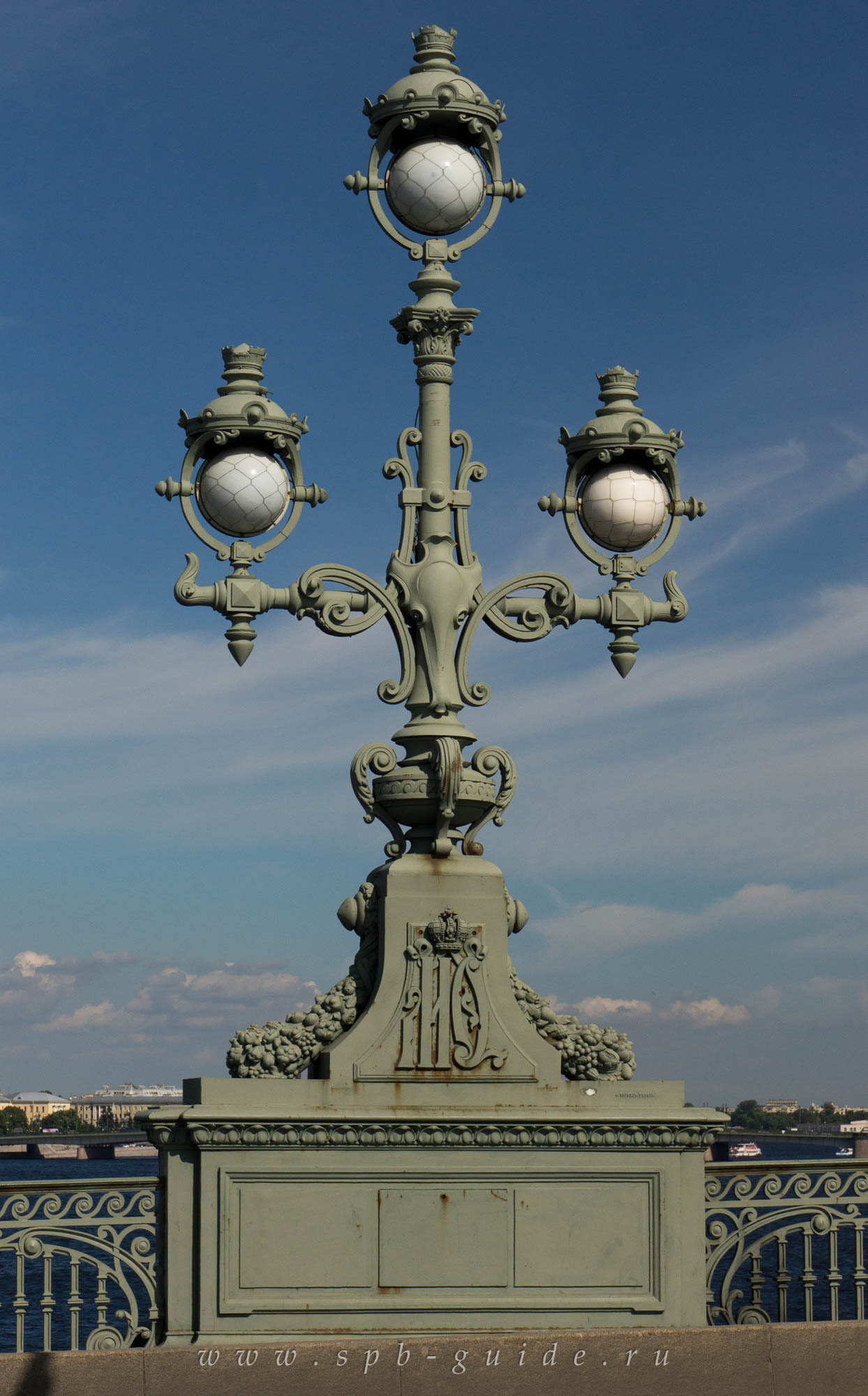 Троицкий мост, фонарь