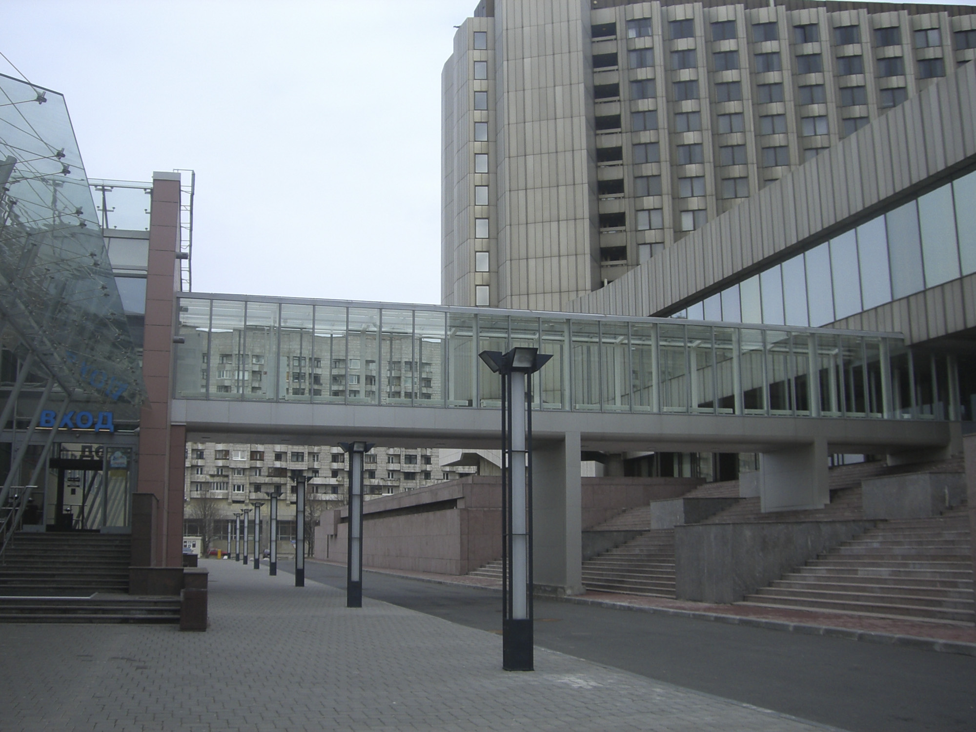 Гостиница «Прибалтийская» на берегу Финского залива. Переход в Аквапарк. Снежный май 2007 г.