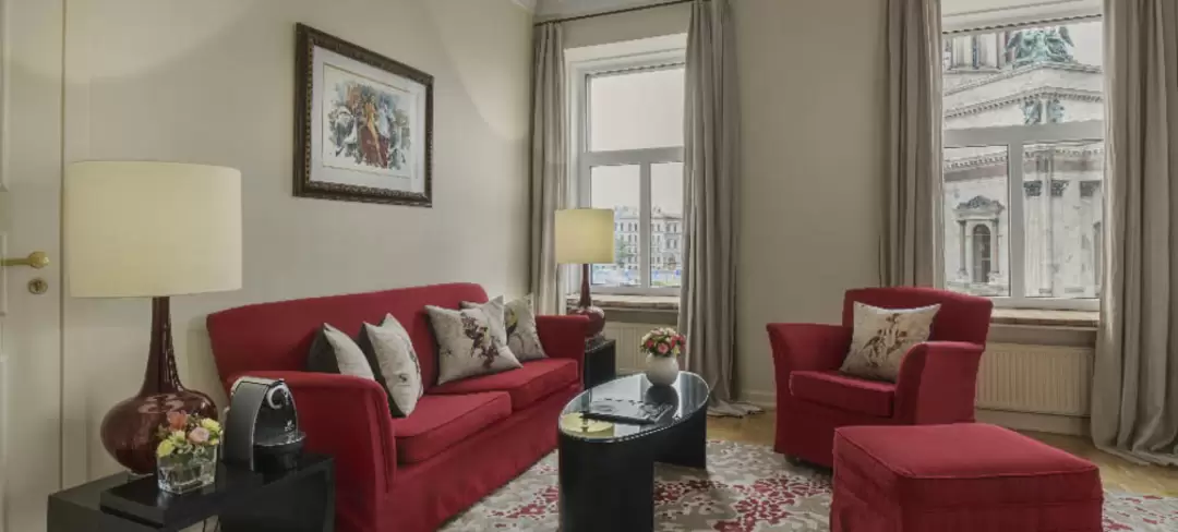 Номер Делюкс Сьют (Deluxe Suite) в гостинице «Англетер»