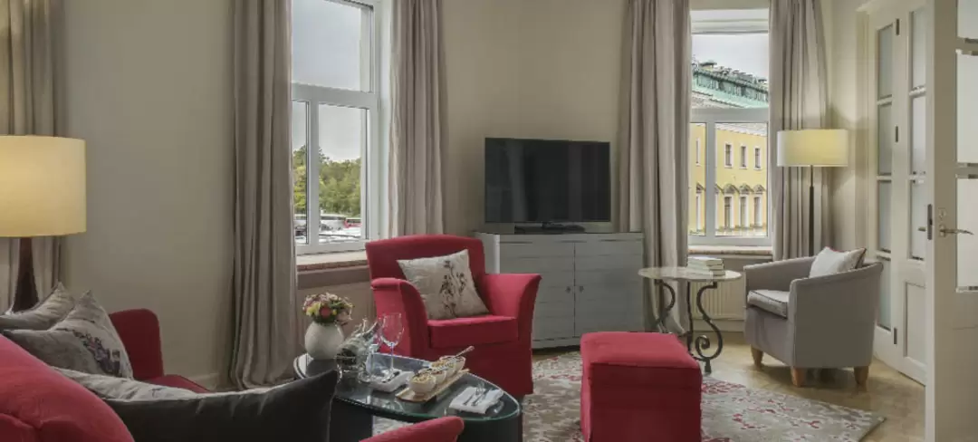 Номер Делюкс Сьют (Deluxe Suite) в гостинице «Англетер»