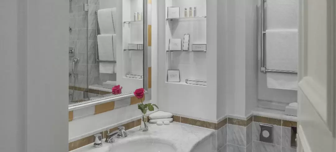 Номер Делюкс Сьют (Deluxe Suite) в гостинице «Англетер»