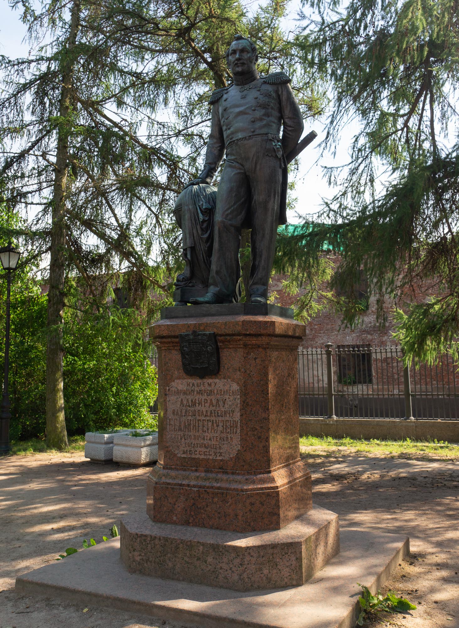 Памятник адмиралу Ф.Ф. Беллинсгаузену в Кронштадте