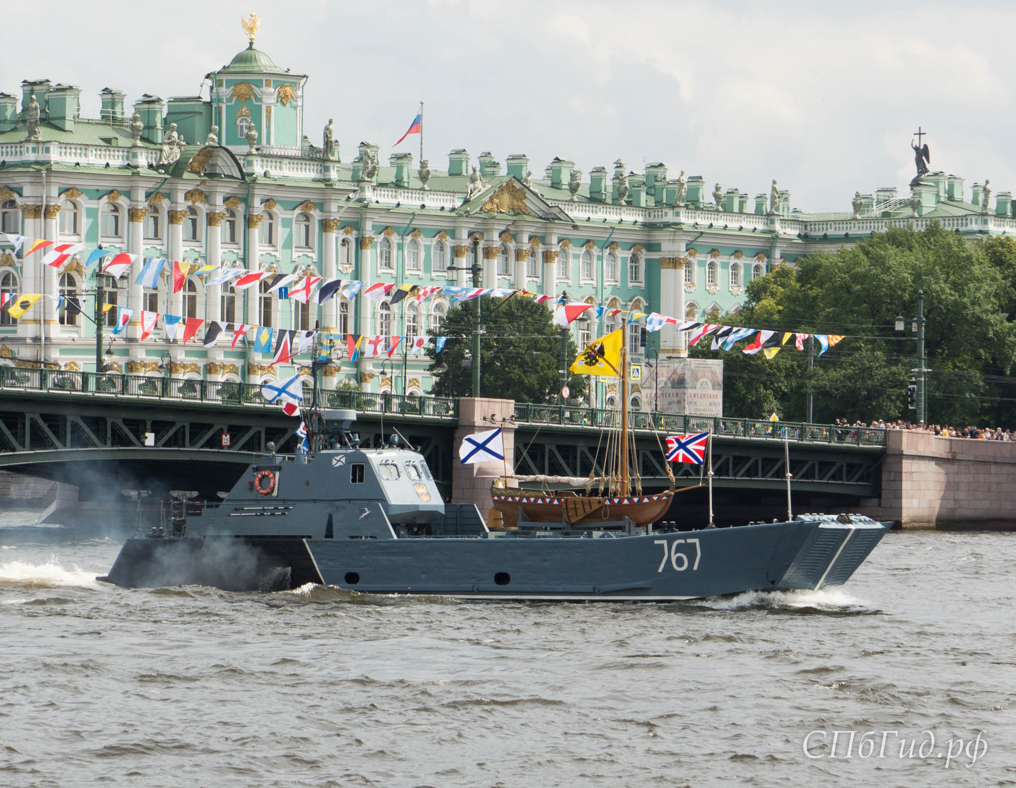 Десантный катер «Д-67» (Балтийский флот) с ботиком Петра I на борту в Санкт-Петербурге 