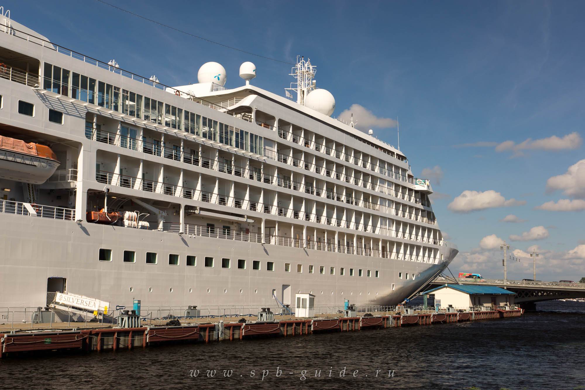 Круизный лайнер класса люкс «Silver Whisper» в центре Санкт-Петербурга