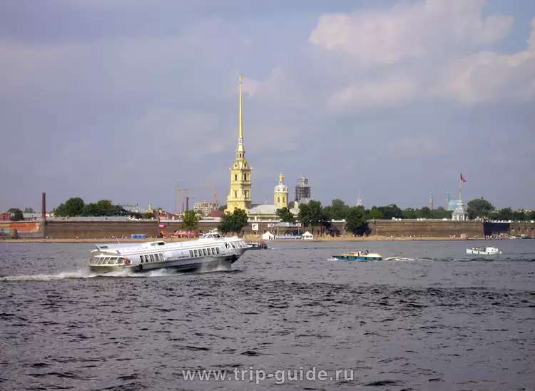 Метеор на фоне Петропавловской крепости