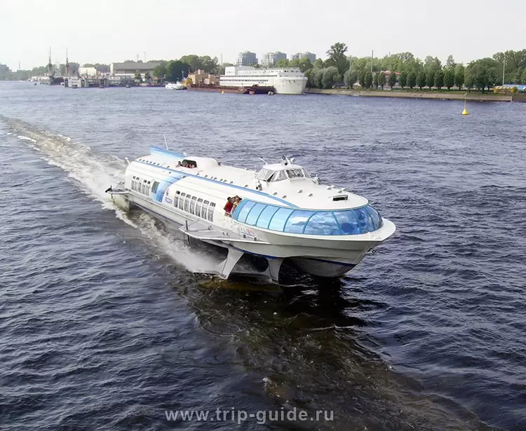 Теплоход на подводных крыльях «Метеор»