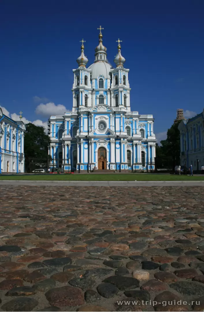 Мостовая и Смольный собор