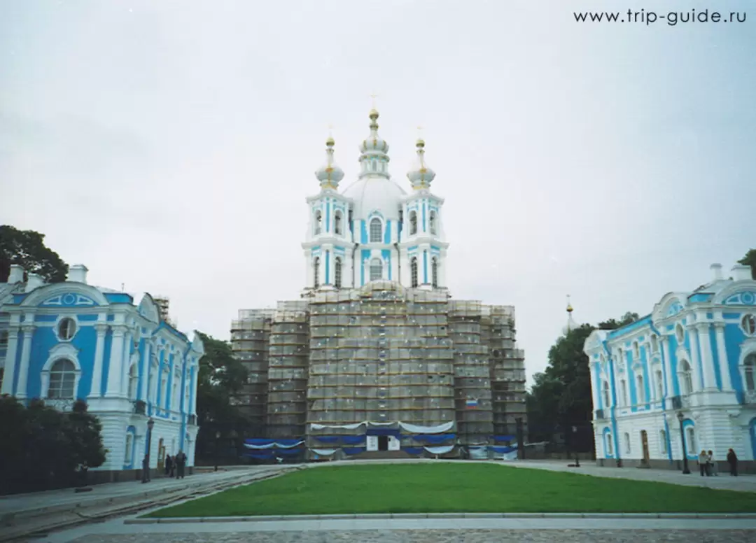 Смольный монастырь в Санкт-Петербурге