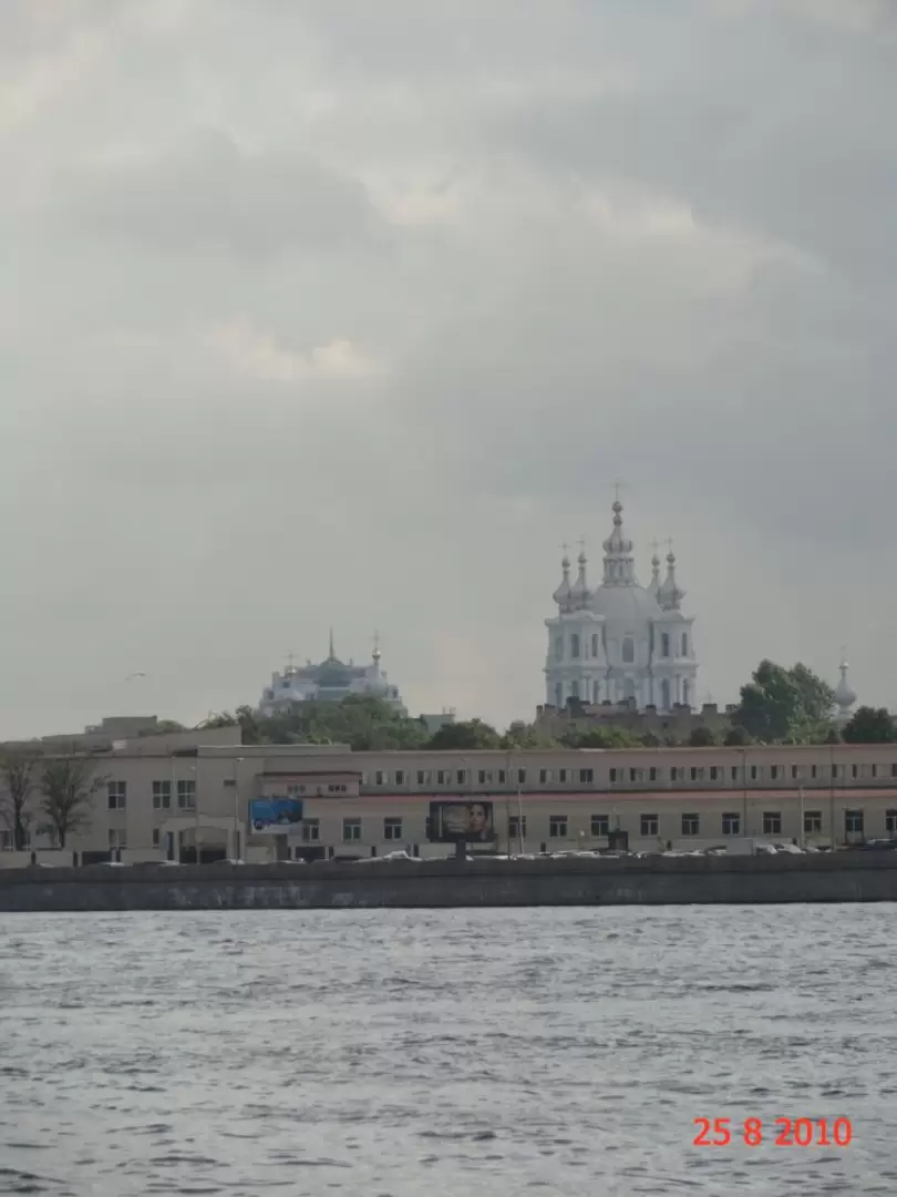 Вид на Смольный собор с Арсенальной набережной