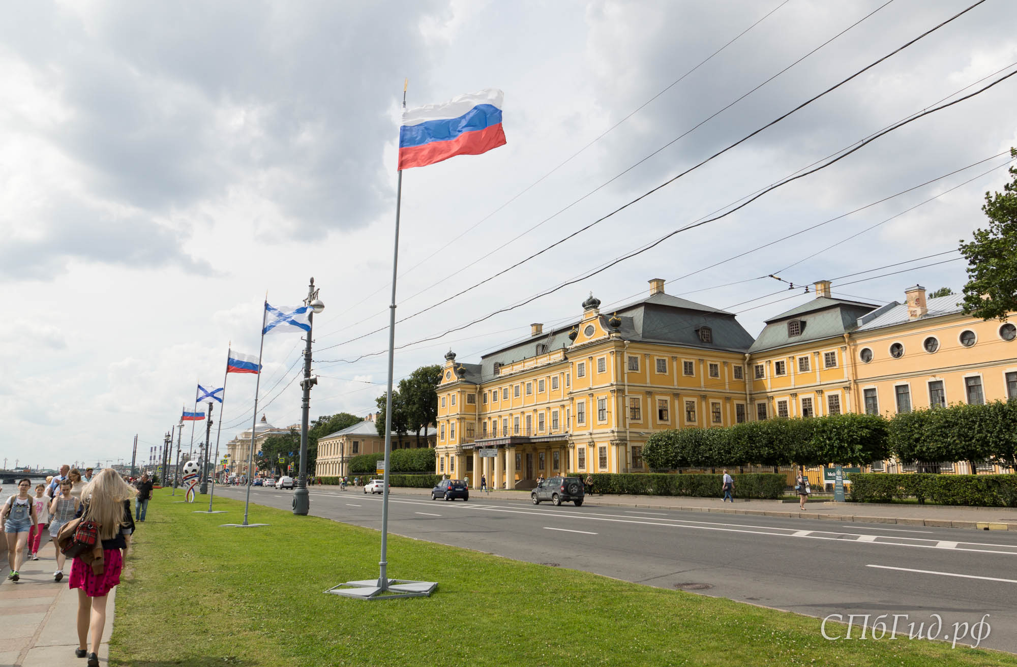 Меншиковский дворец и флаги в День ВМФ