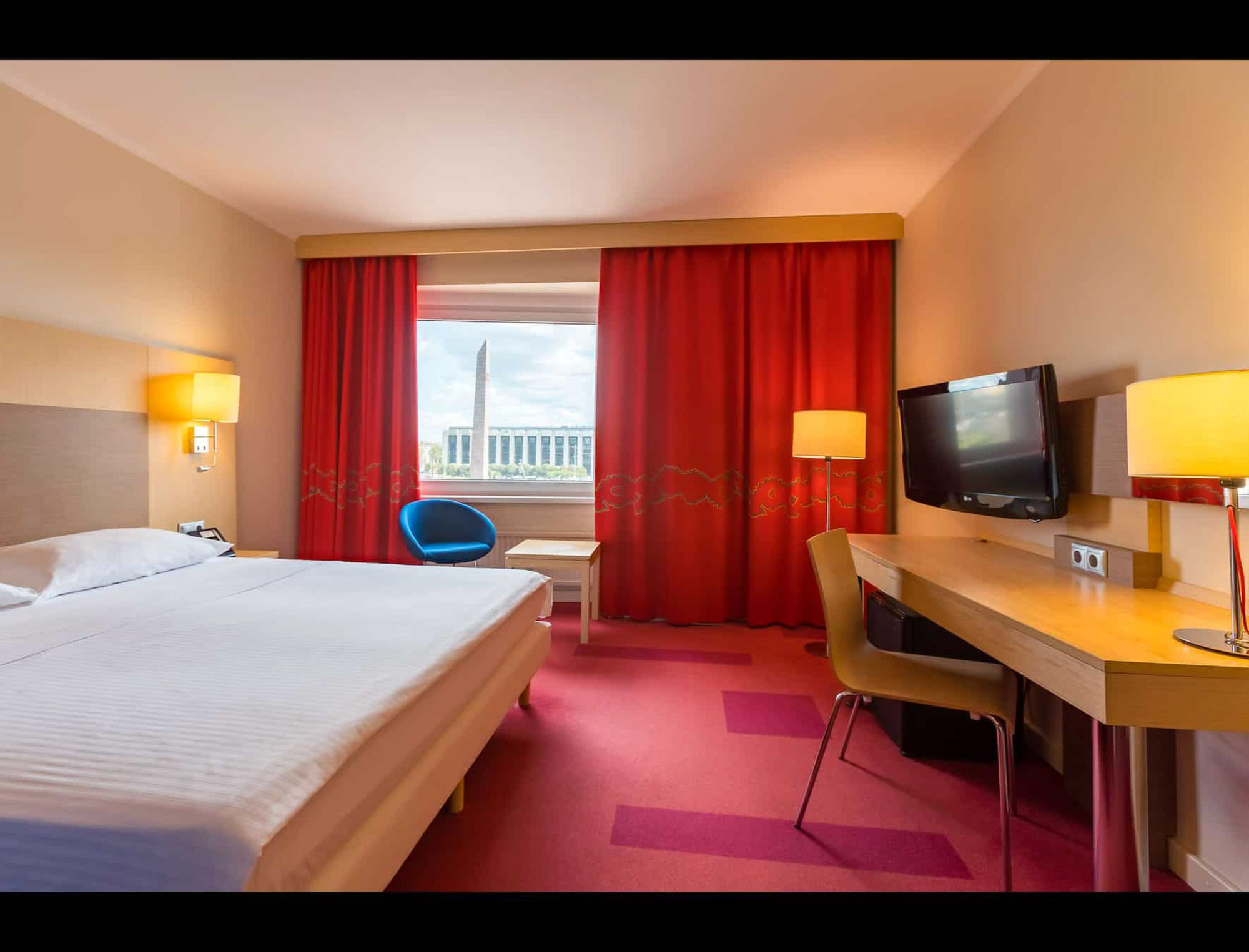 Номер Стандарт с видом на площадь Победы в гостинице «Пулковская»