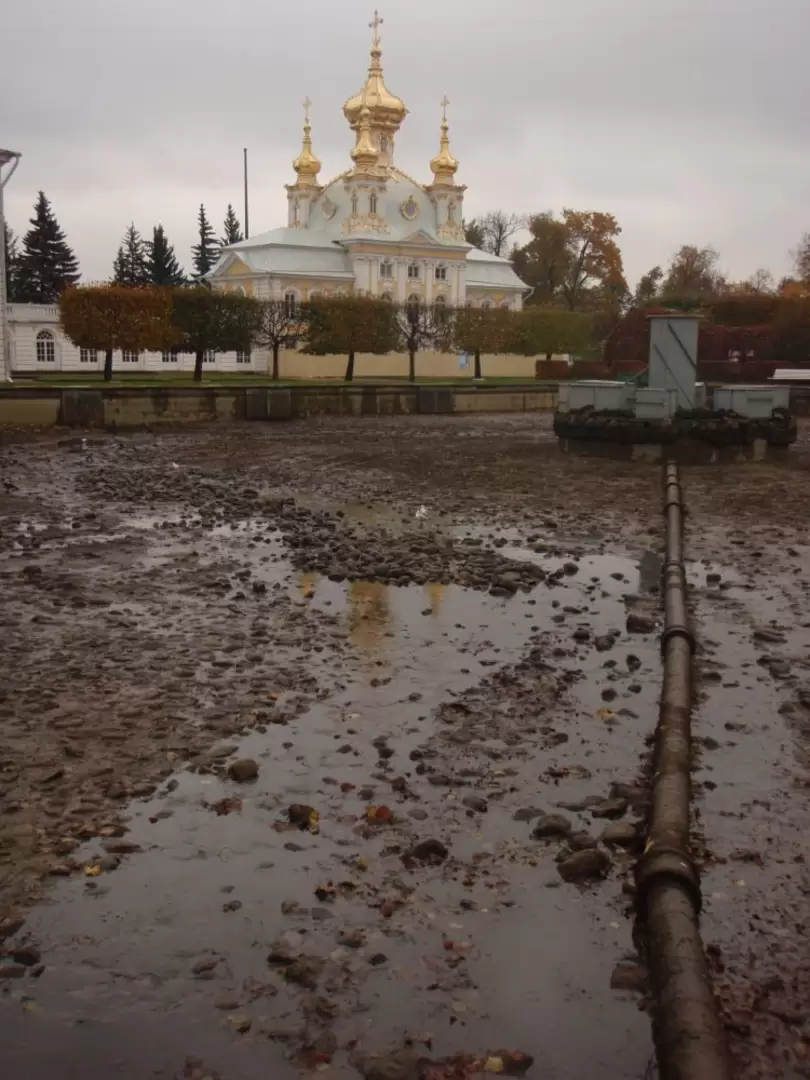 Вода ушла, фонтаны опустели