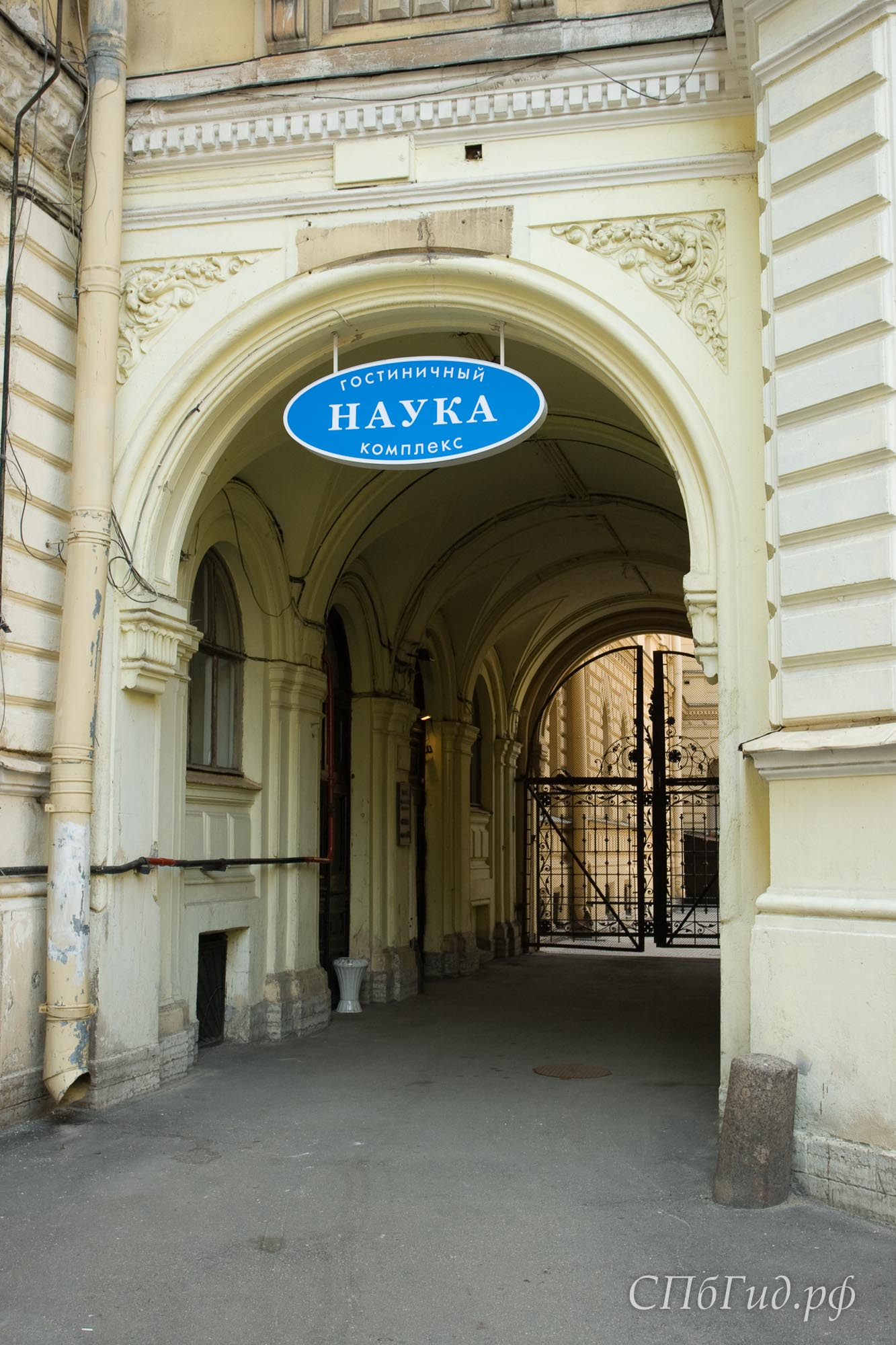 Вход в гостиницу