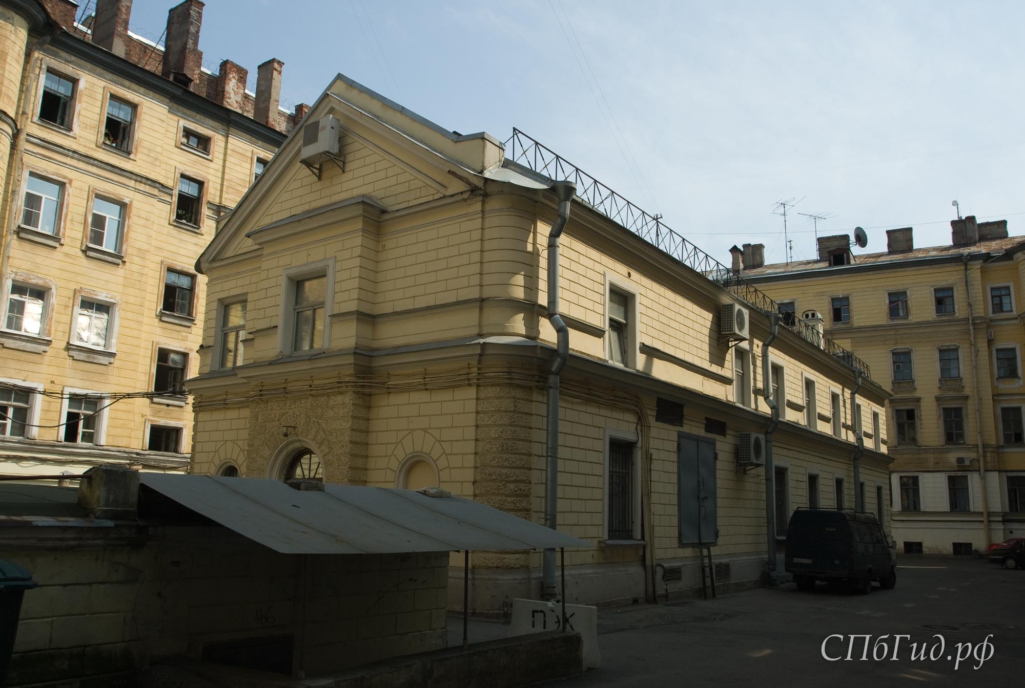 Странное здание во дворе