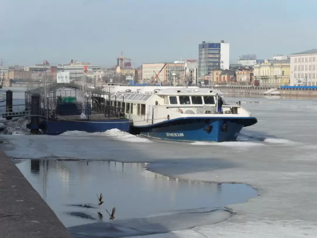 Теплоход «Дунаевский» - ресторан «Volga-Volga» и танцевальный плашкоут у Петроградской набережной Большой Невки