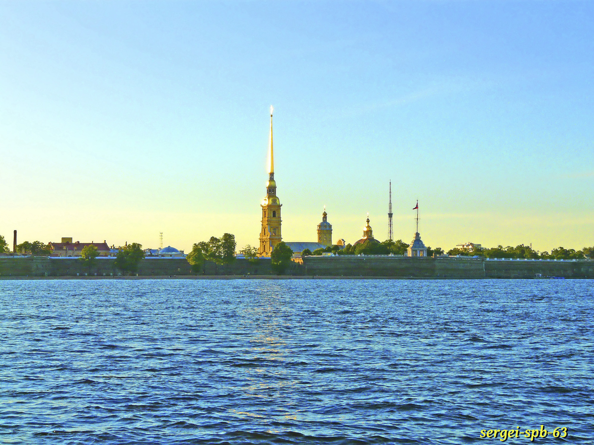 Гладь Невы и Петропавловская крепость