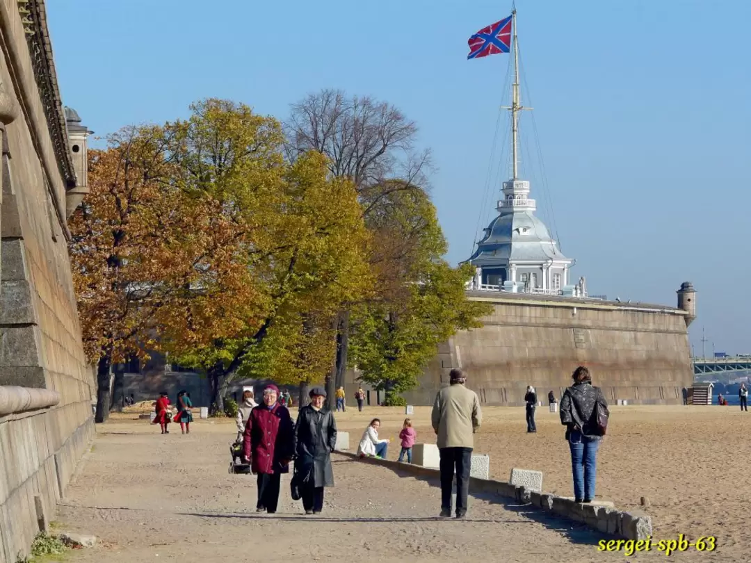 Прогулка около пляжа перед Петропавловской крепостью