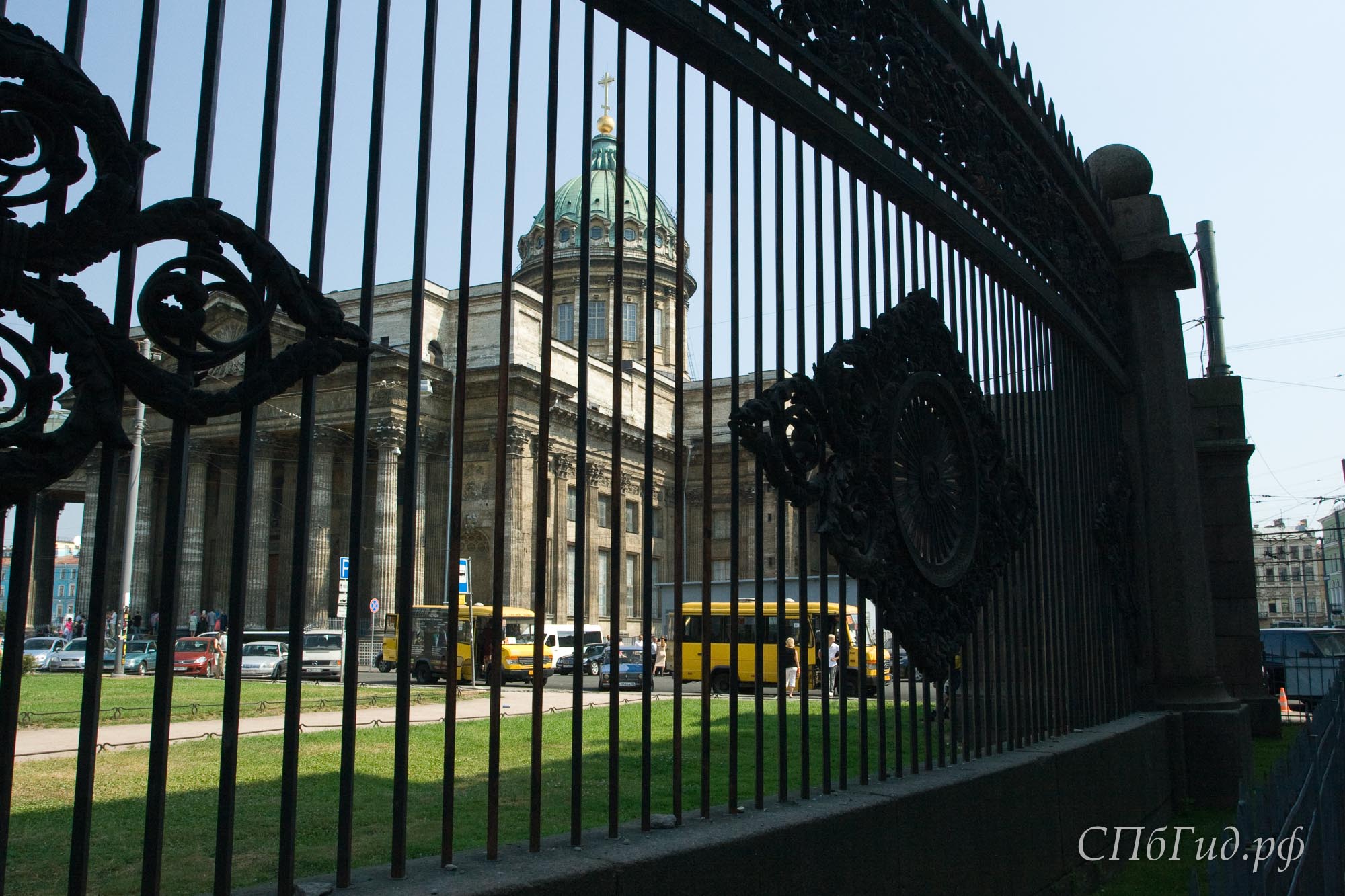Ограда Воронихинского сквера в Санкт-Петербурге