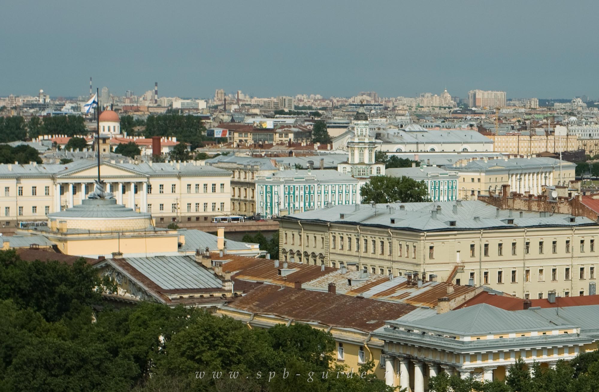 Вид на Кунсткамеру с колоннады собора