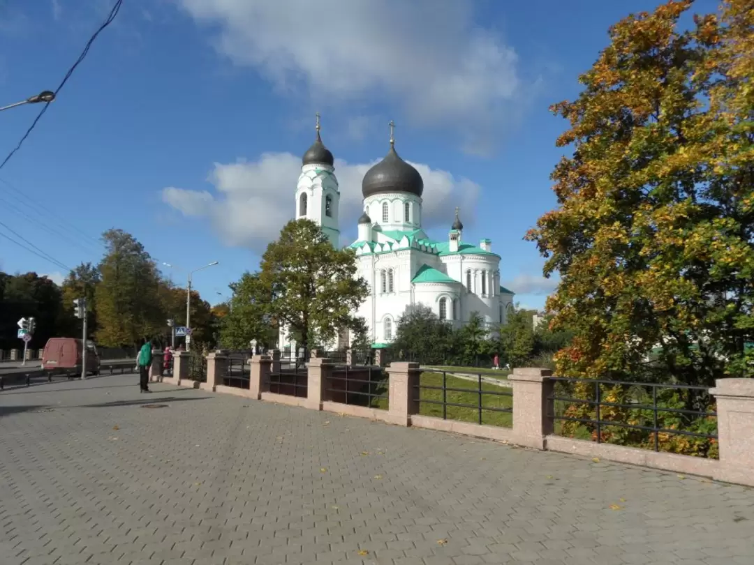 Вид на собор Архангела Михаила с моста через реку Караста