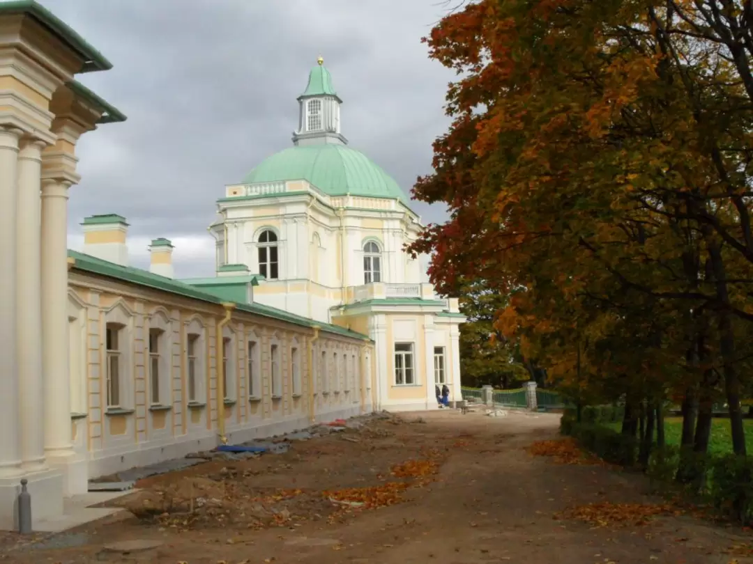Ораниенбаум. Вид на восточное крыло и Японский павильон Большого дворца
