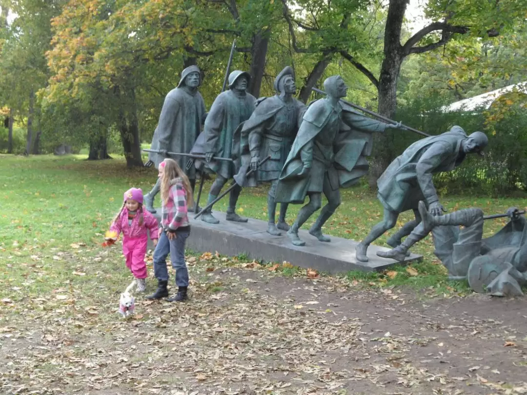 Ораниенбаум. Выставка скульптур А. Таратынова