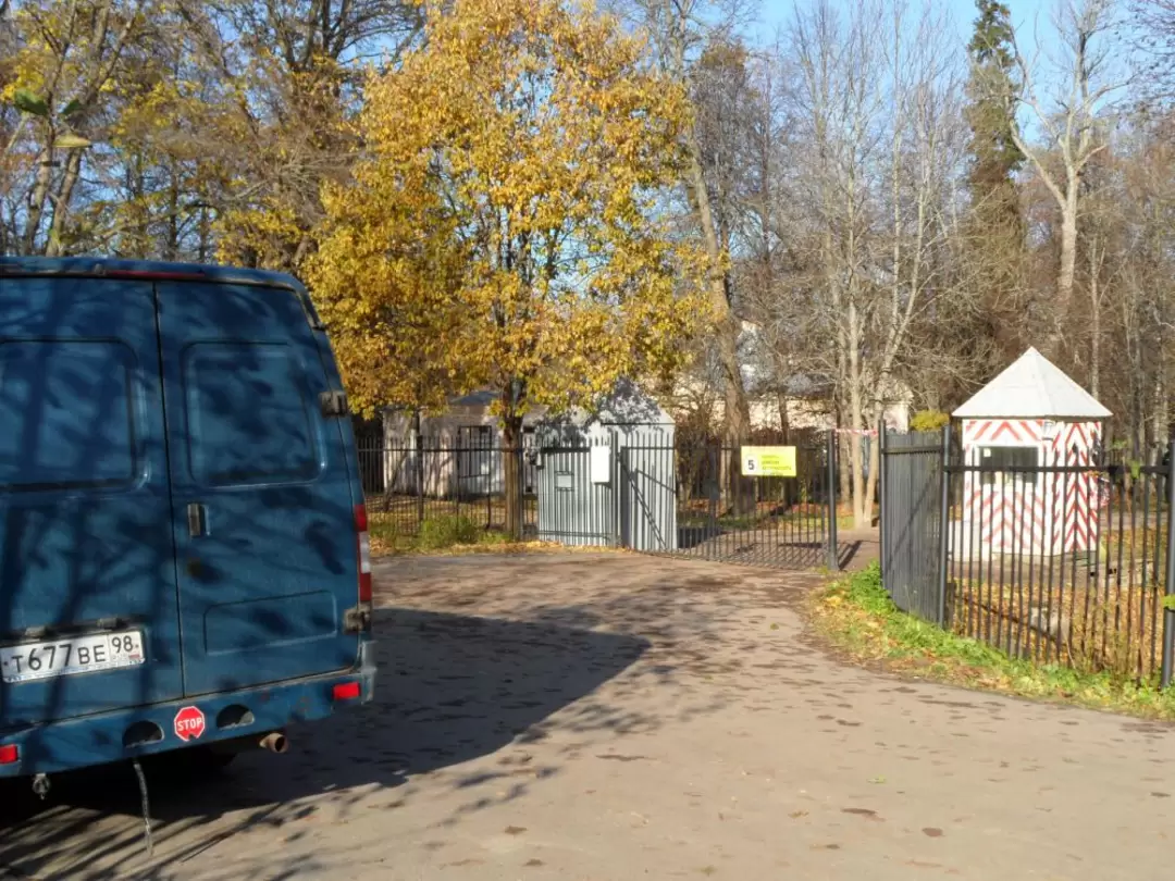 Вход в парк от автостоянки